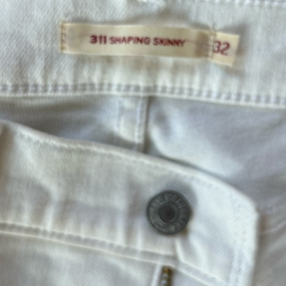 NWOT Levi’s premium 311 Shaping Skinny Distressed Women’s Jeans Size 32 - Picture 14 of 14